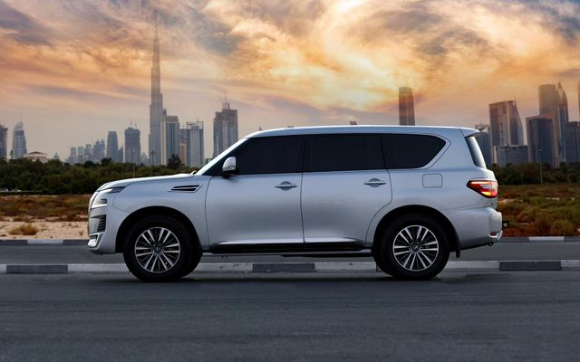 Nissan Patrol Platinum Silver - image 2
