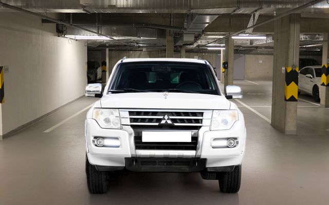 Mitsubishi Pajero GLS Mid Line 3.0L 7 STR- - image 3