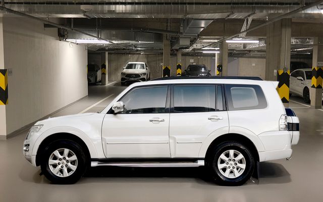 Mitsubishi Pajero GLS Mid Line 3.0L 7 STR- - image 2