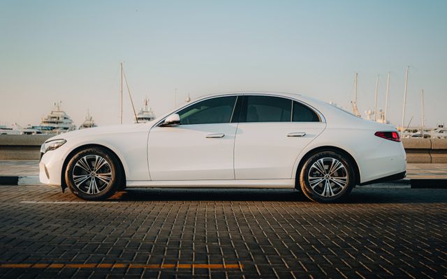 Mercedes E200 2025 - image 2