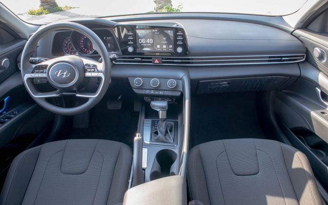 HYUNDAI ELANTRA - image 3