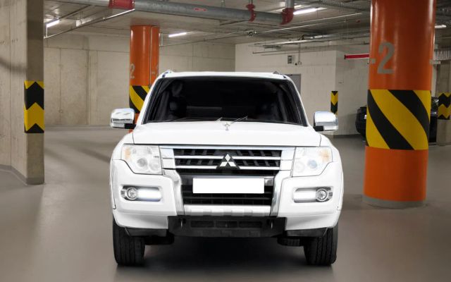 Mitsubishi Pajero GLS High Line 3.0L 7 STR- - image 3