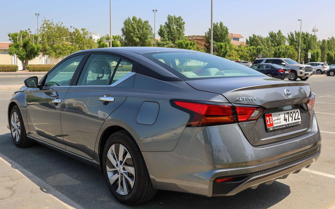 Nissan Altima - image 6