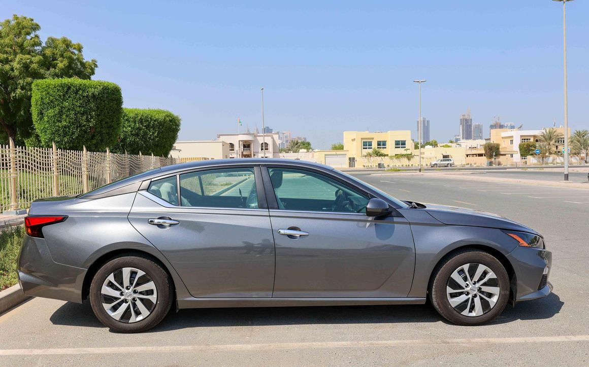 Nissan Altima - image 5
