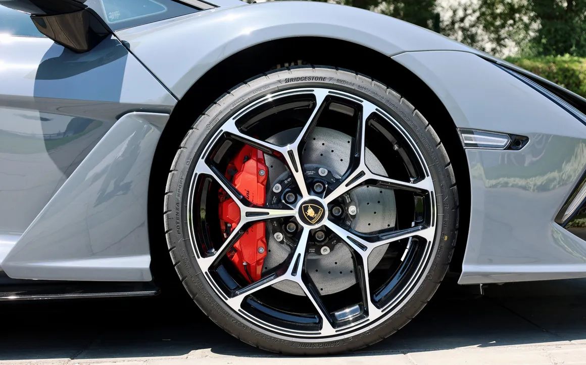 Lamborghini Revuelto - image 6