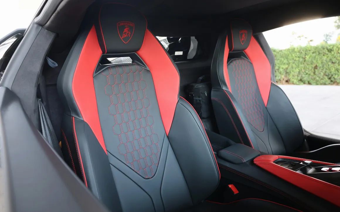 Lamborghini Revuelto - image 9