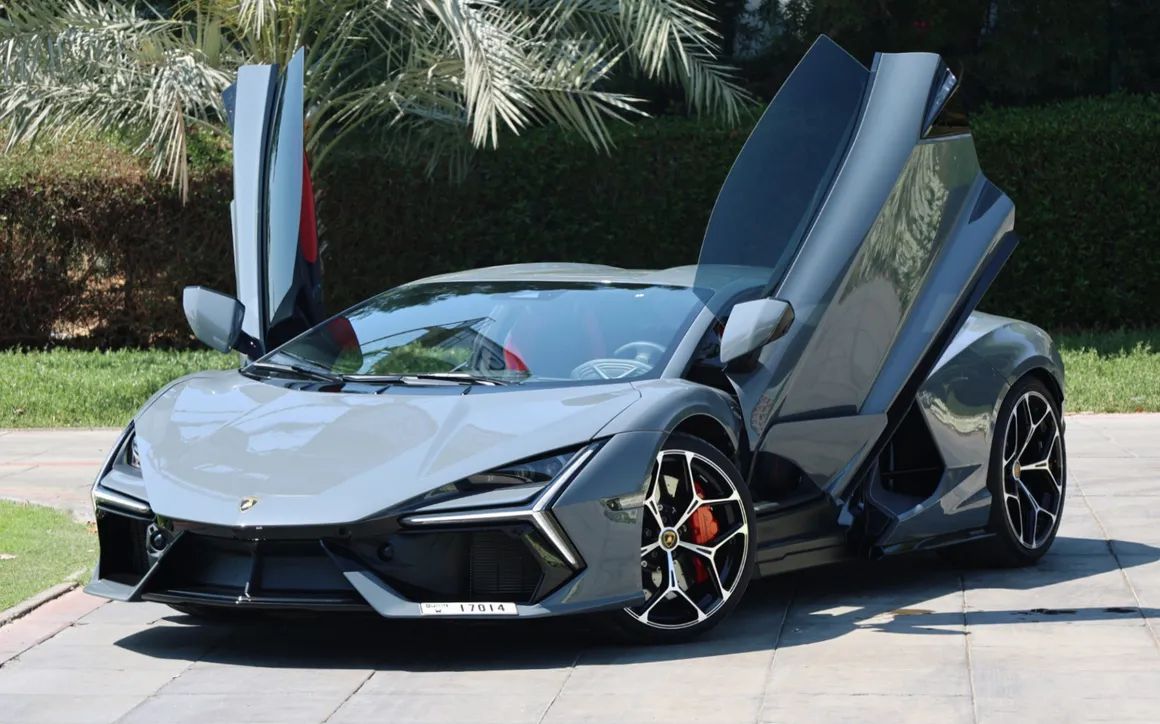 Lamborghini Revuelto - image 1