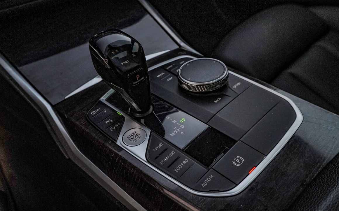 BMW 330i - image 13