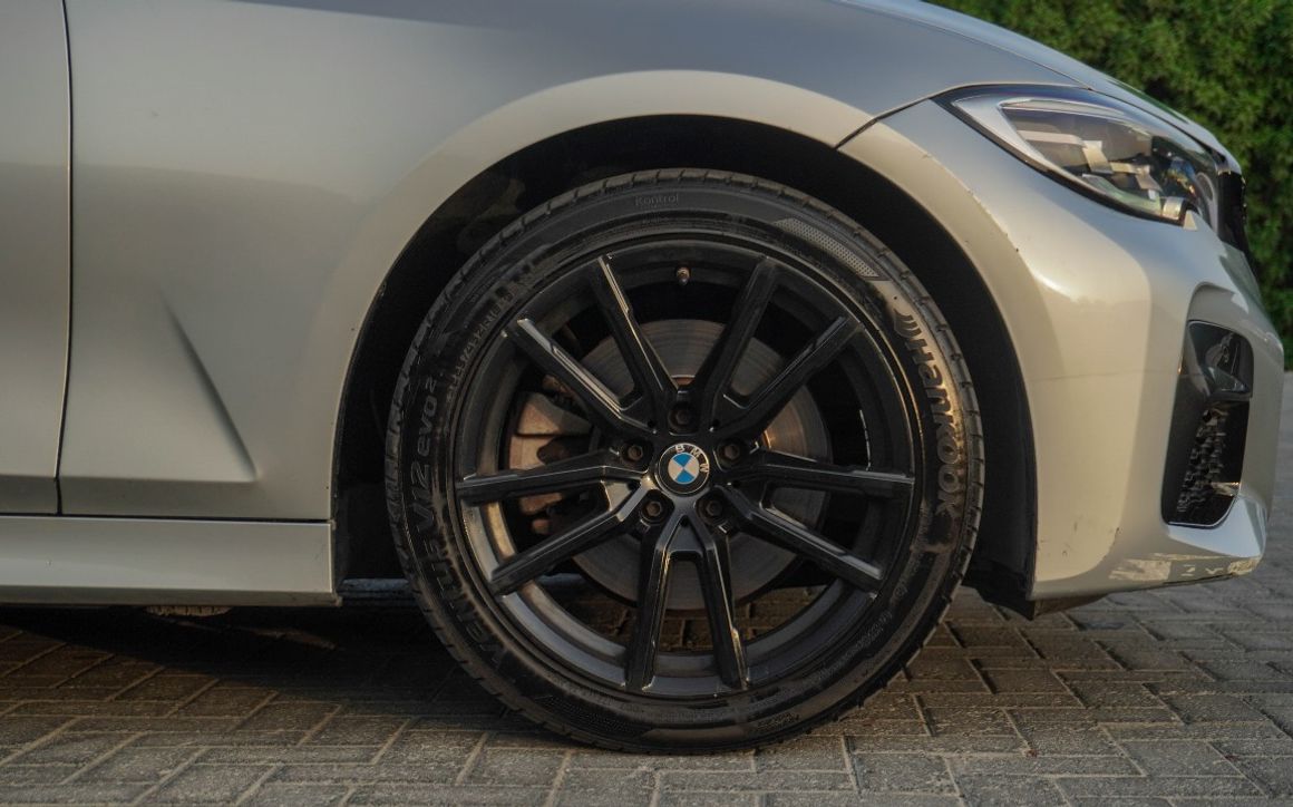 BMW 330i - image 8