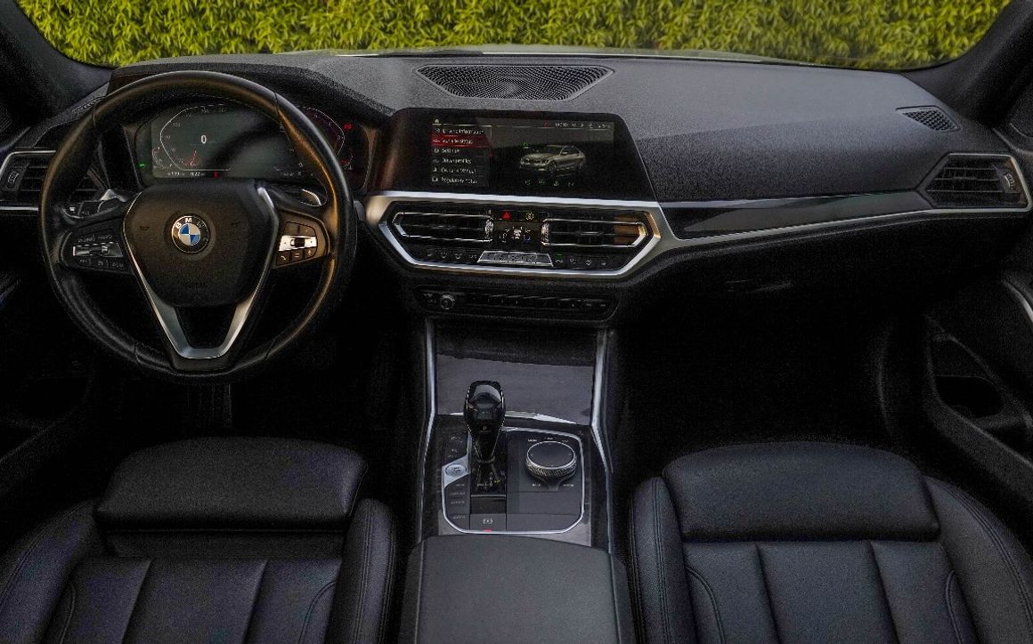 BMW 330i - image 10