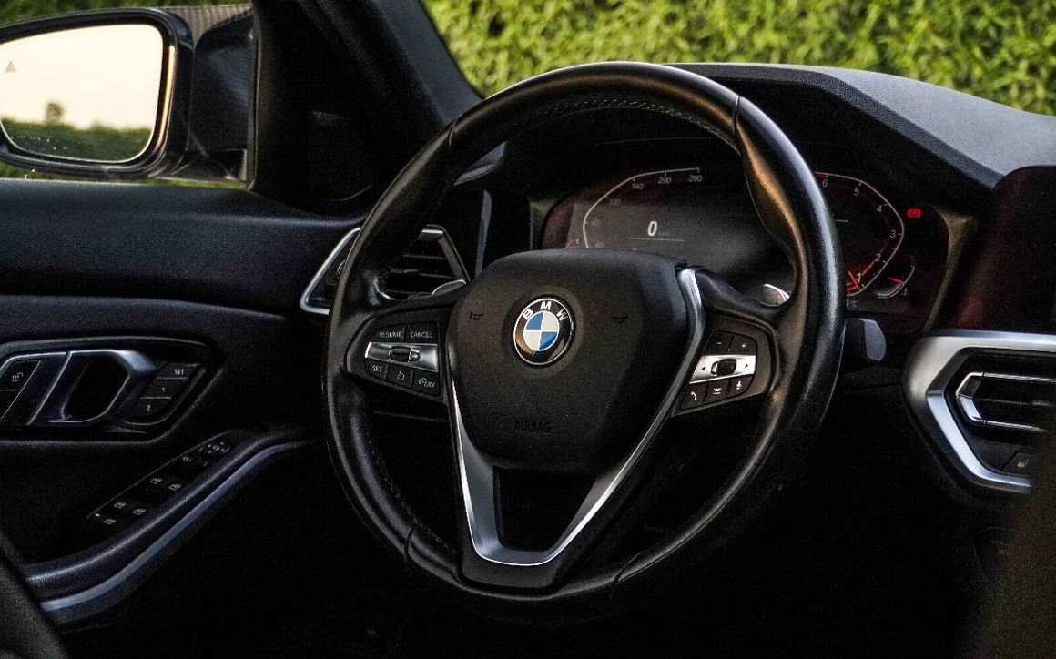 BMW 330i - image 12