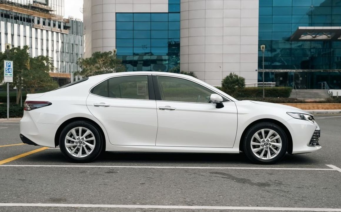 Toyota Camry - image 4