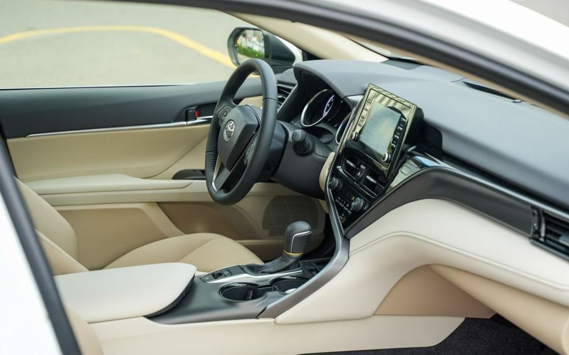 Toyota Camry - image 11