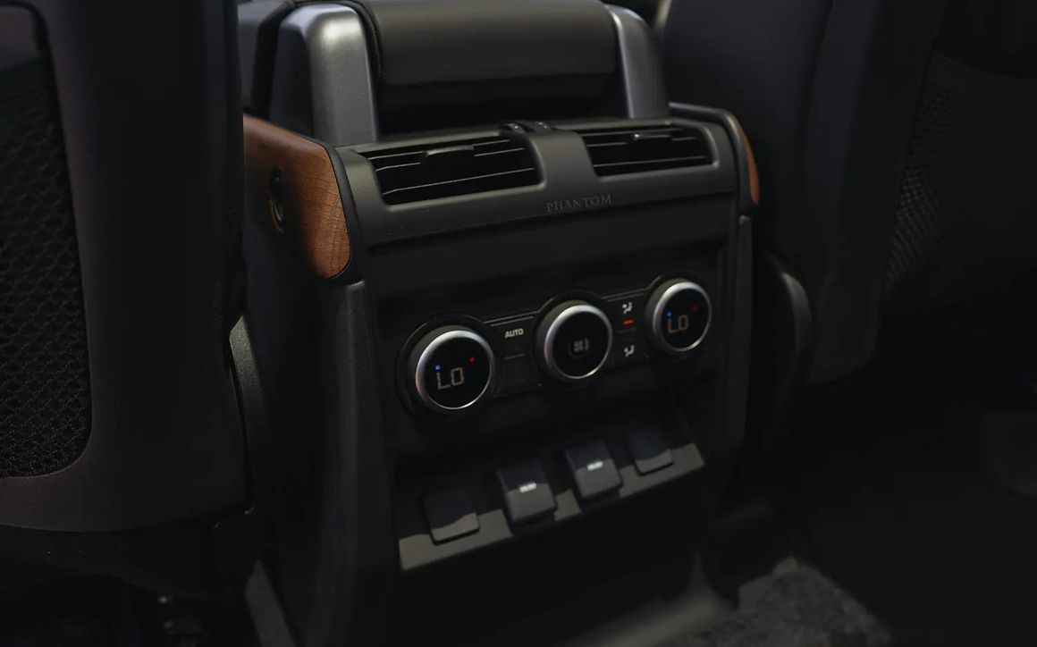 LAND ROVER DEFENDER 110 - image 10