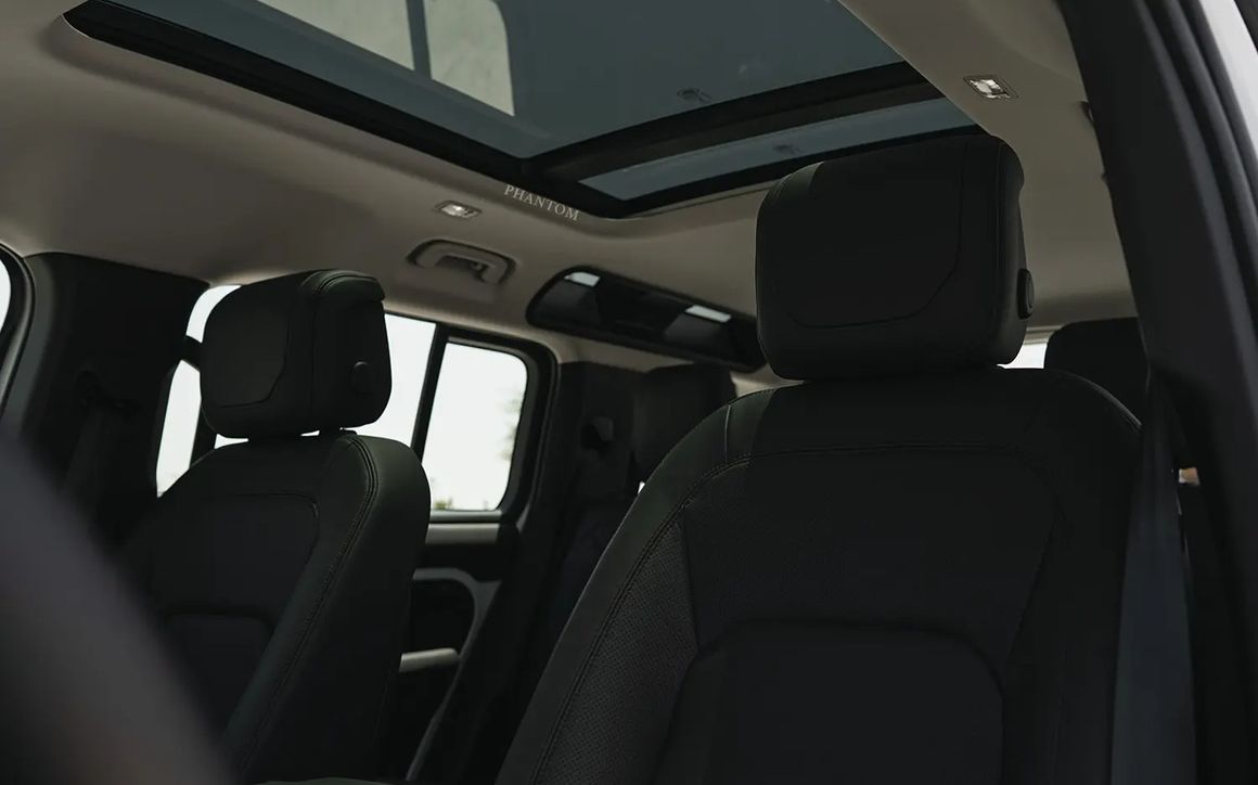 LAND ROVER DEFENDER 110 - image 12