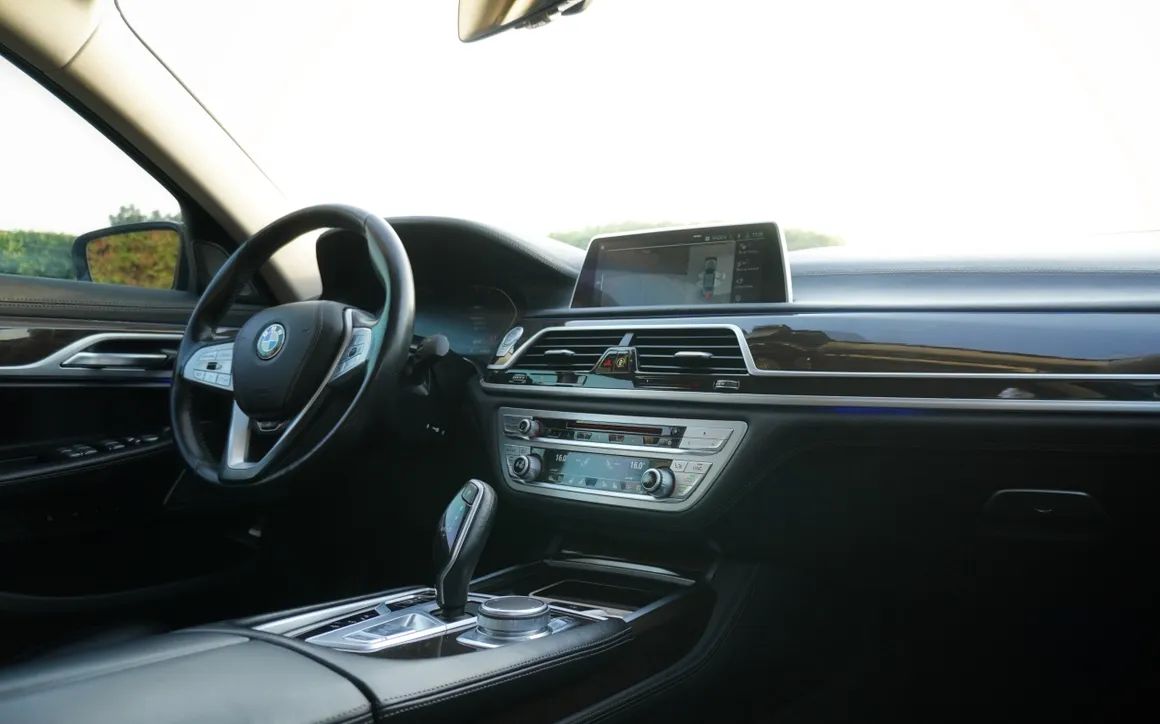 BMW 740Li - image 11