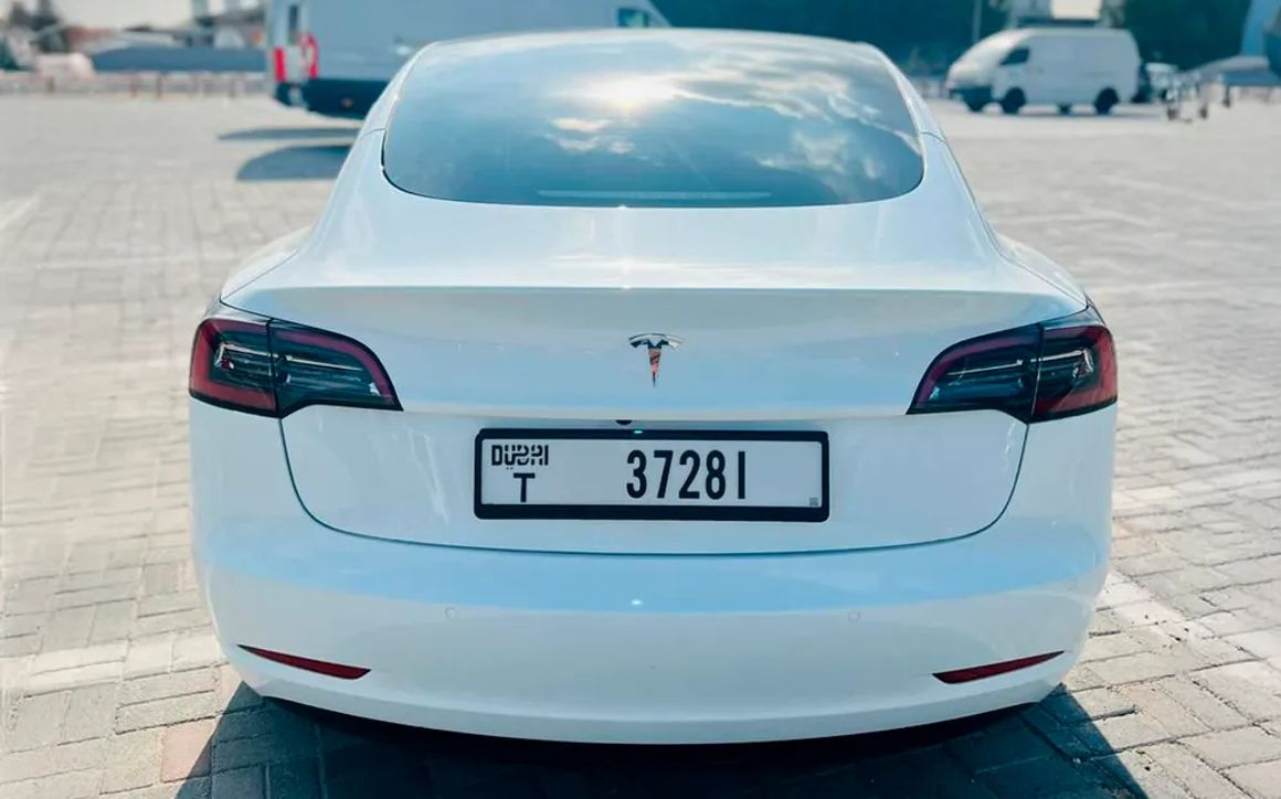 TESLA MODEL 3 - image 4