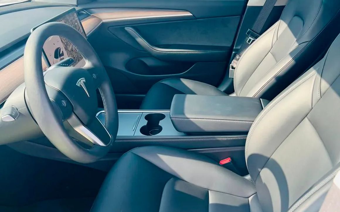 TESLA MODEL 3 - image 5