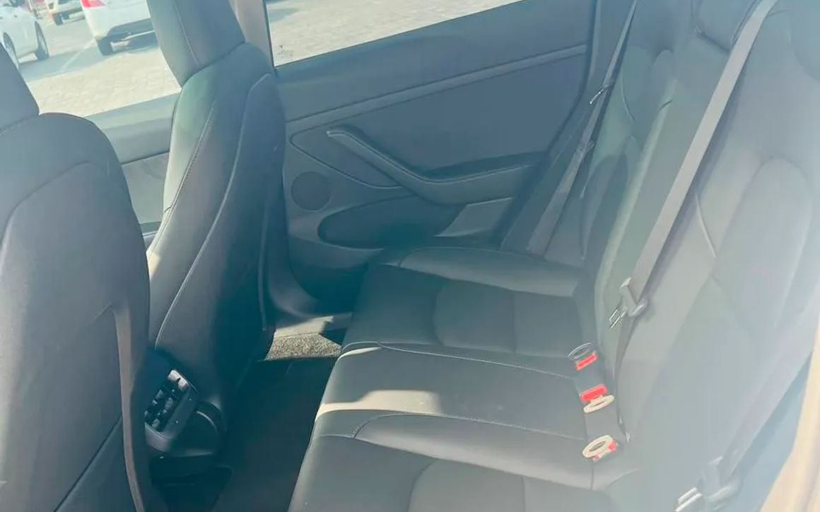 TESLA MODEL 3 - image 6