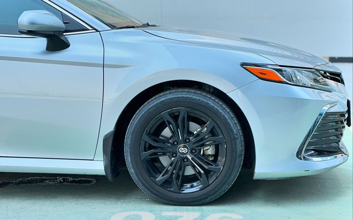 Toyota Camry - image 6