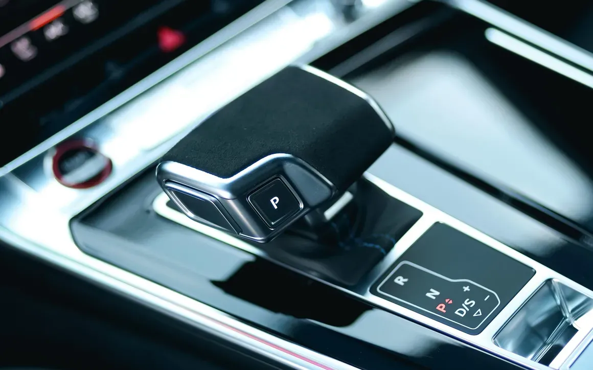 Audi RS6 Avant Gray - image 21