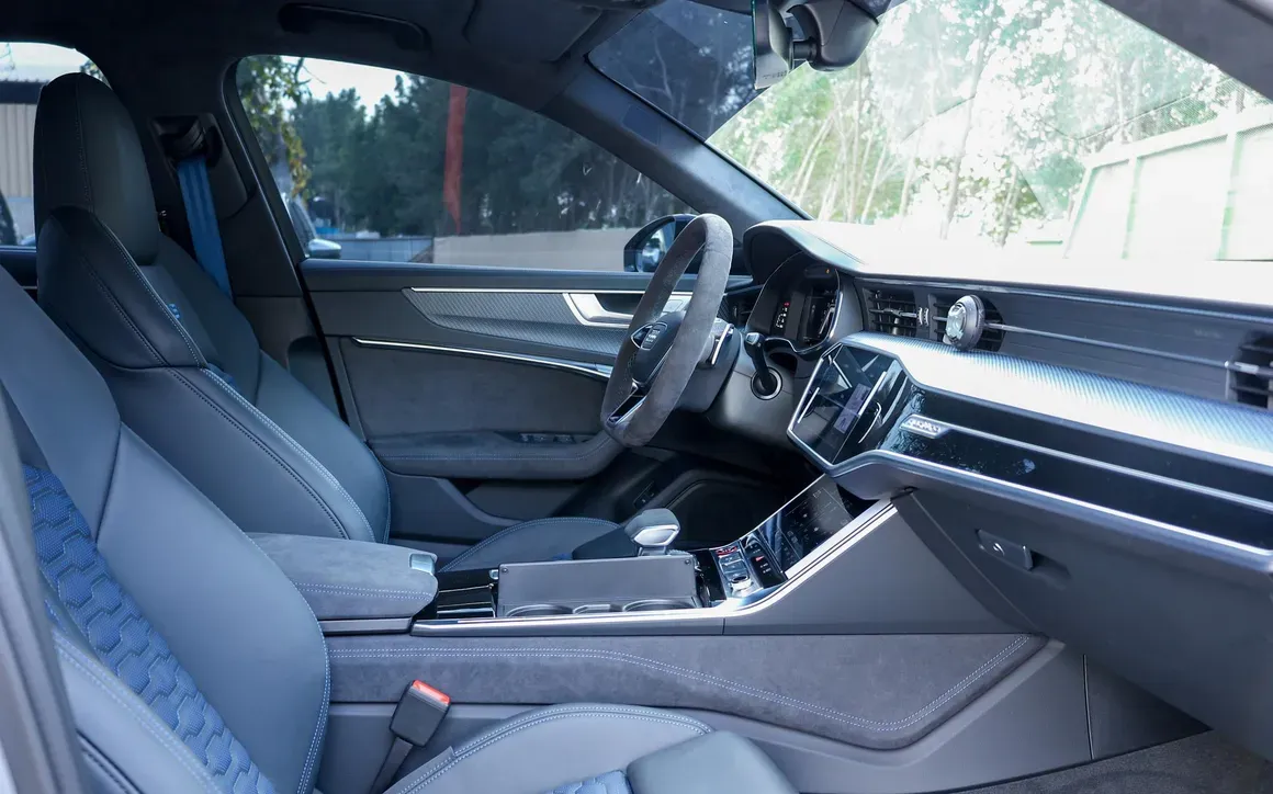 Audi RS6 Avant Gray - image 16