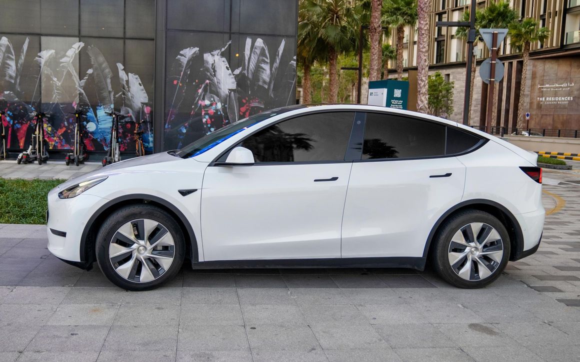 TESLA MODEL Y LONG - image 2
