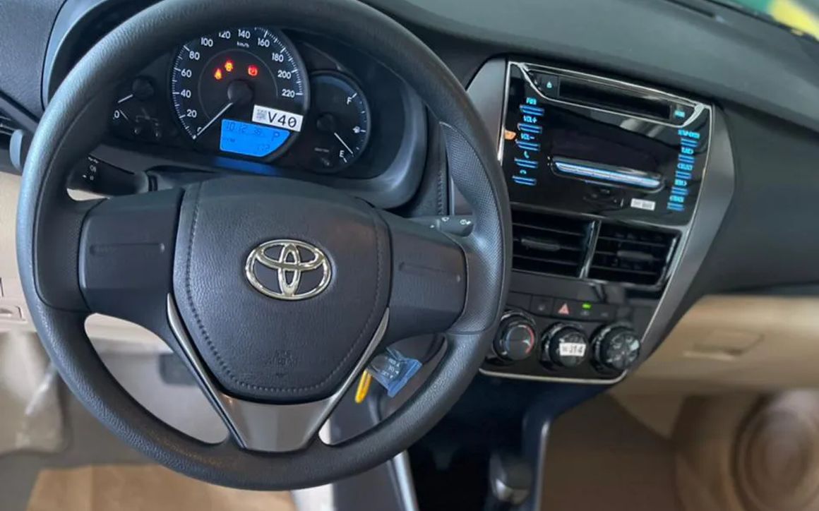 TOYOTA YARIS - image 8