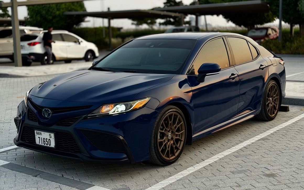 Toyota Camry Hybrid - image 1