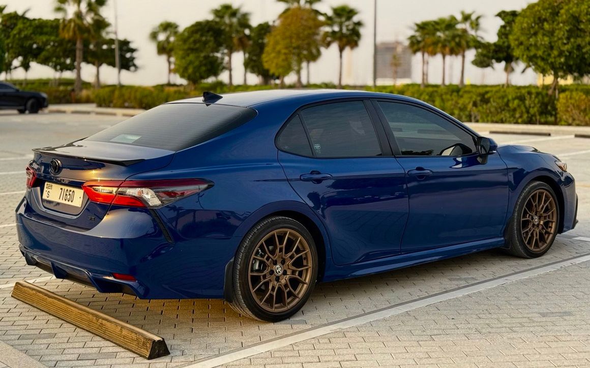Toyota Camry Hybrid - image 5