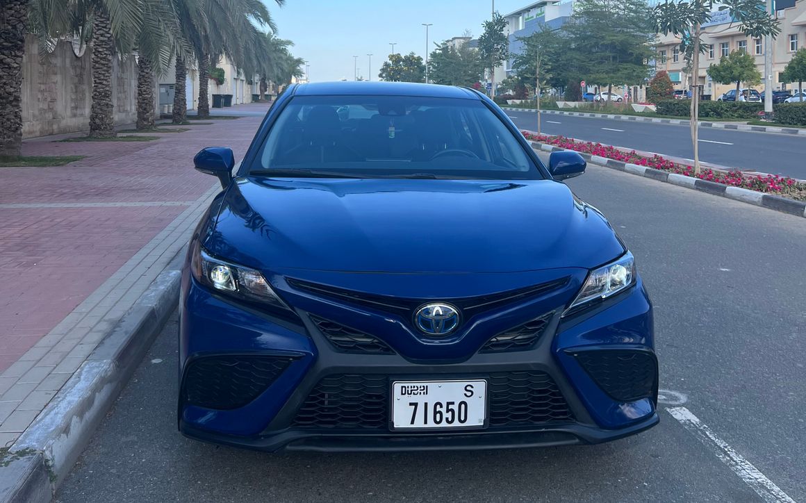 Toyota Camry Hybrid - image 1
