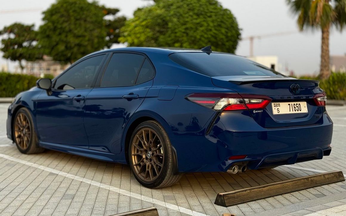 Toyota Camry Hybrid - image 7