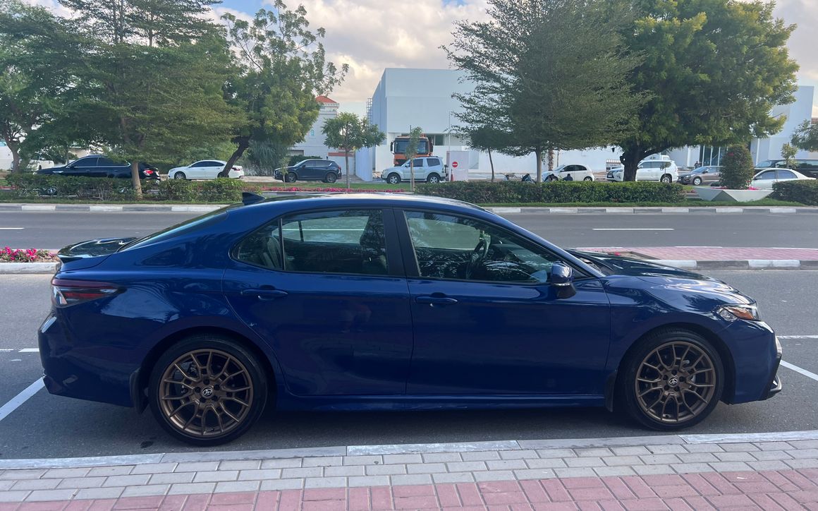 Toyota Camry Hybrid - image 3