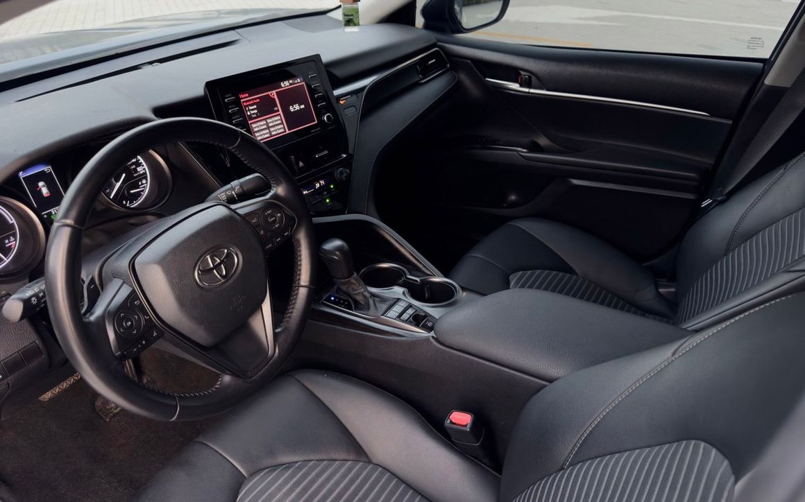 Toyota Camry Hybrid - image 8