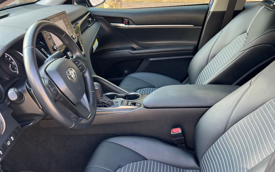 Toyota Camry Hybrid - image 6