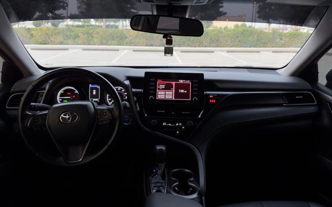 Toyota Camry Hybrid - image 9