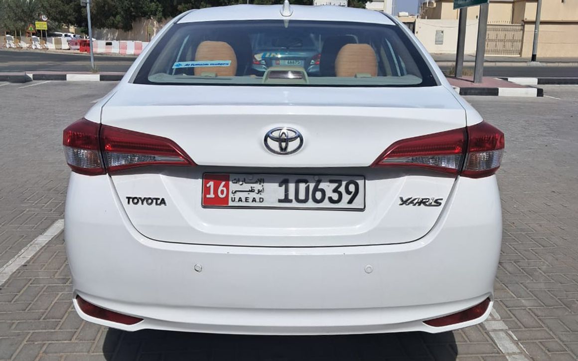 TOYOTA YARIS - image 4