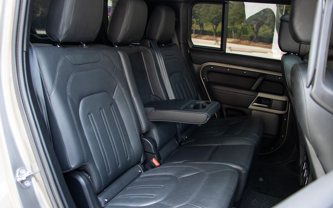 Land Rover Defender 2022 - image 10