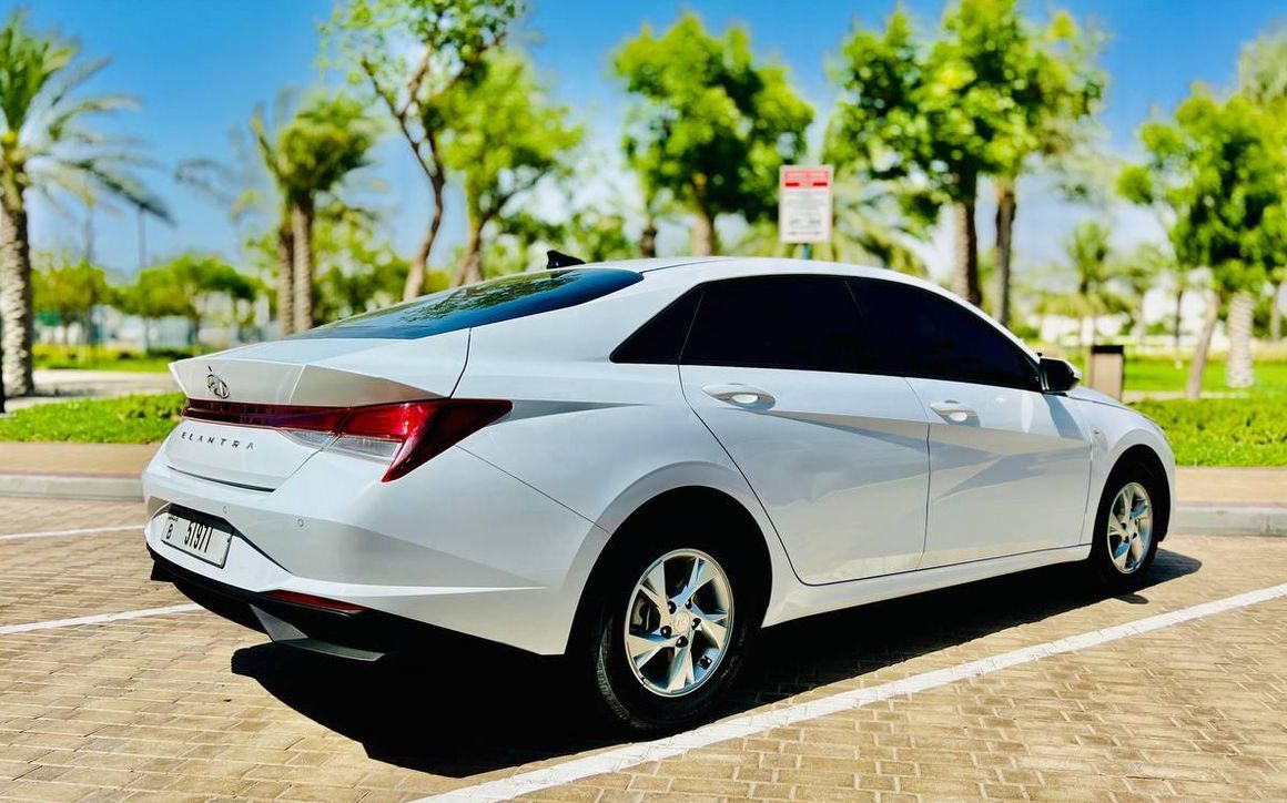 Hyundai Elantra - image 2