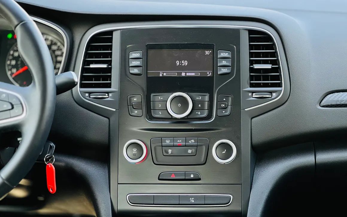 RENAULT MEGANE - image 9