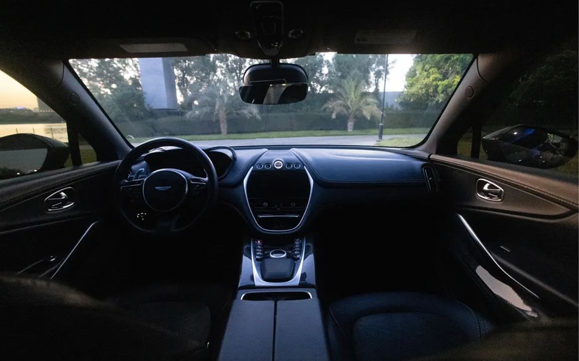 ASTON MARTIN DBX - image 5