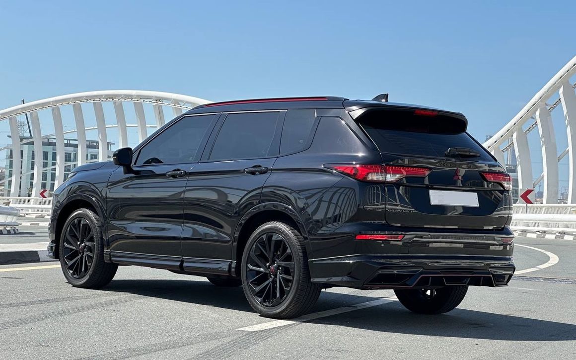 MITSUBISHI OUTLANDER - image 3