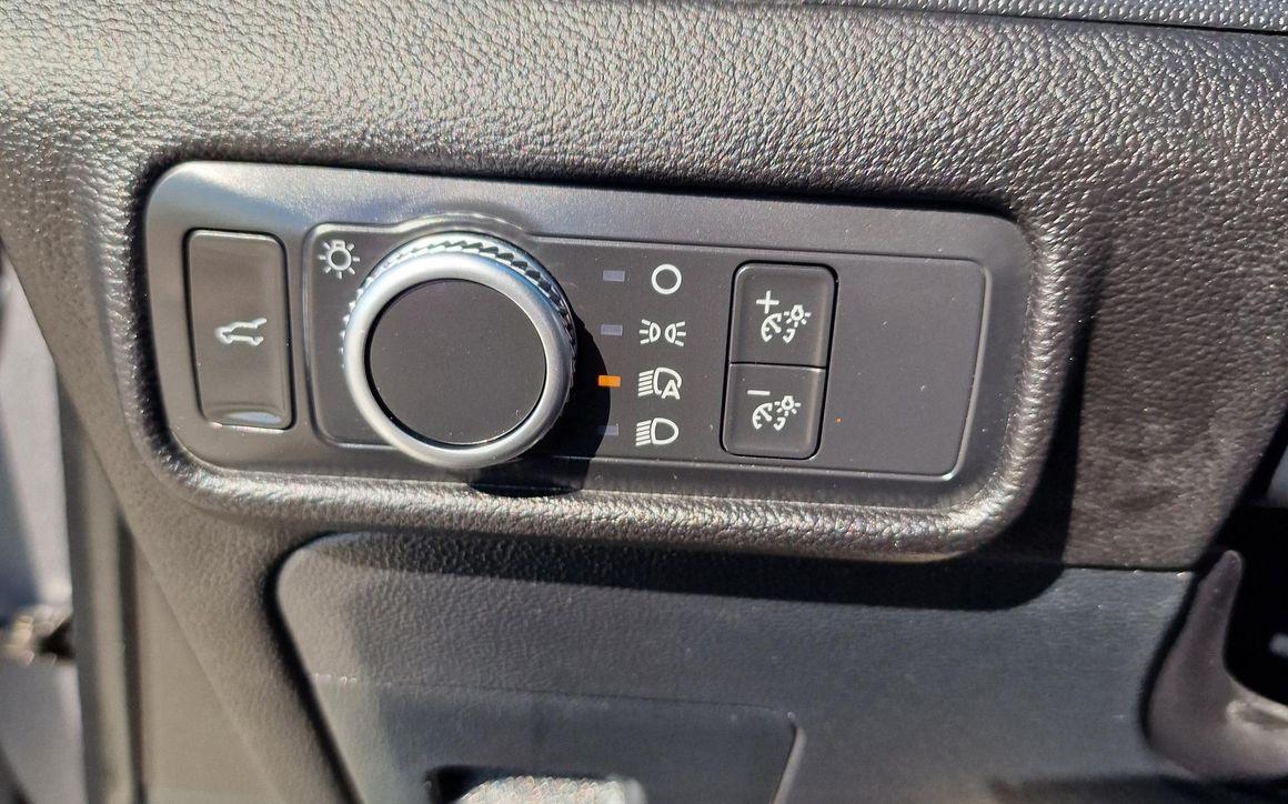 Ford Explorer - image 11