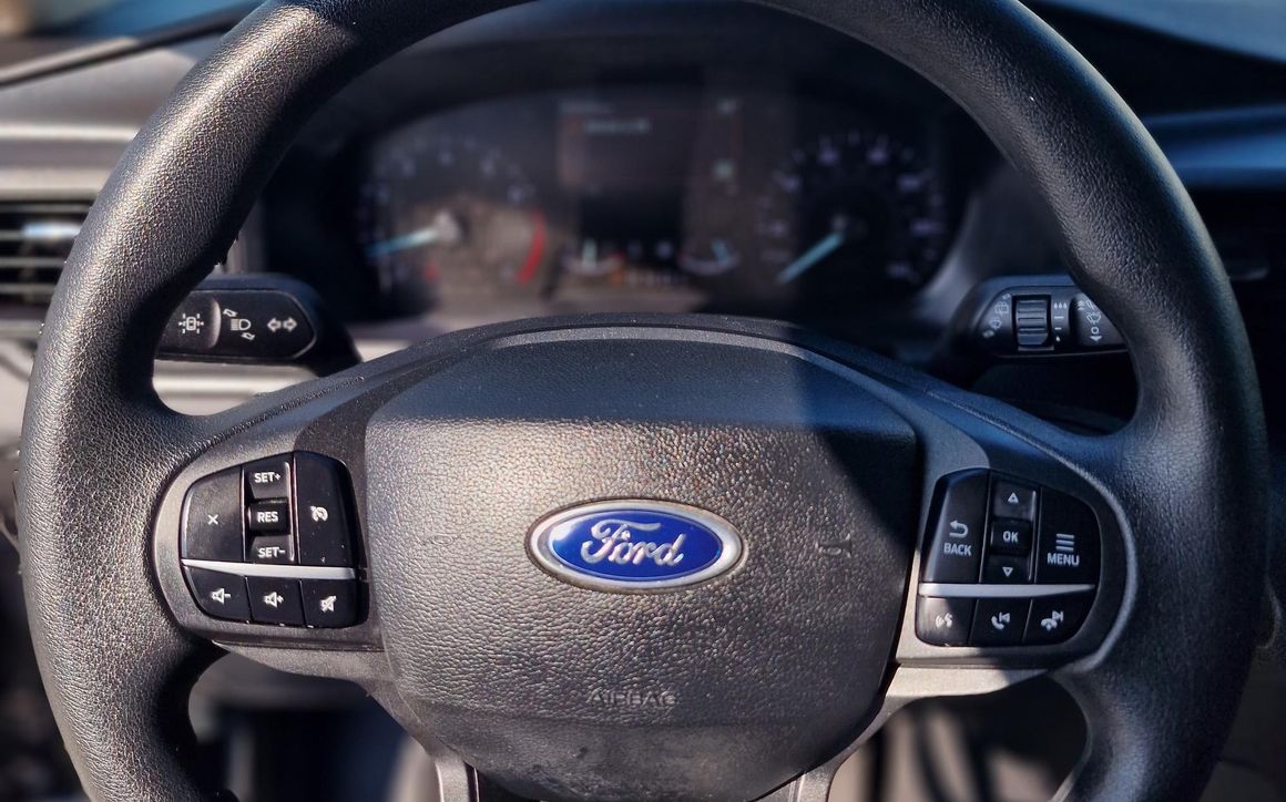 Ford Explorer - image 8