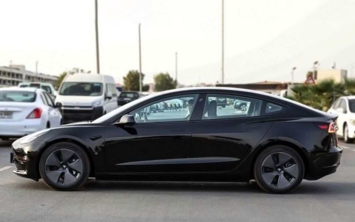 TESLA MODEL 3 - image 4