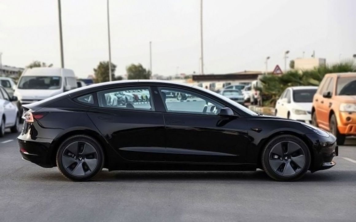 TESLA MODEL 3 - image 2