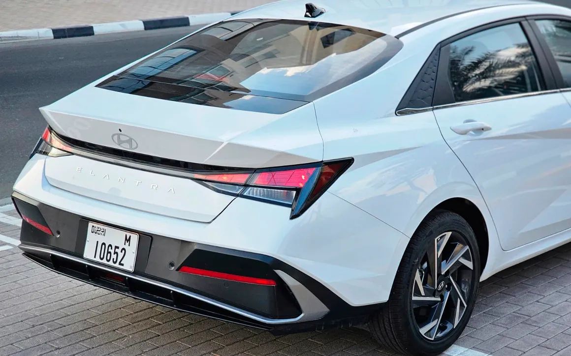 HYUNDAI ELANTRA - image 4