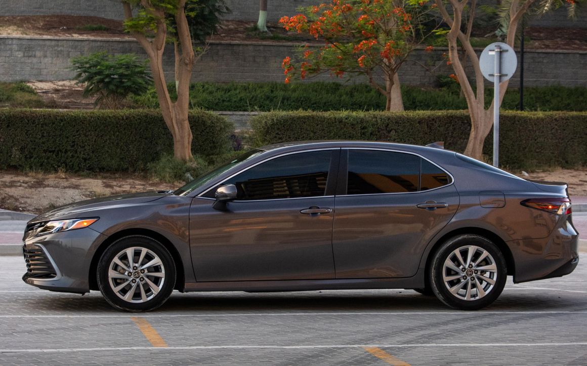 Toyota Camry - image 2