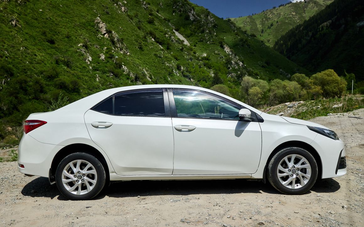 Toyota Corolla - image 2