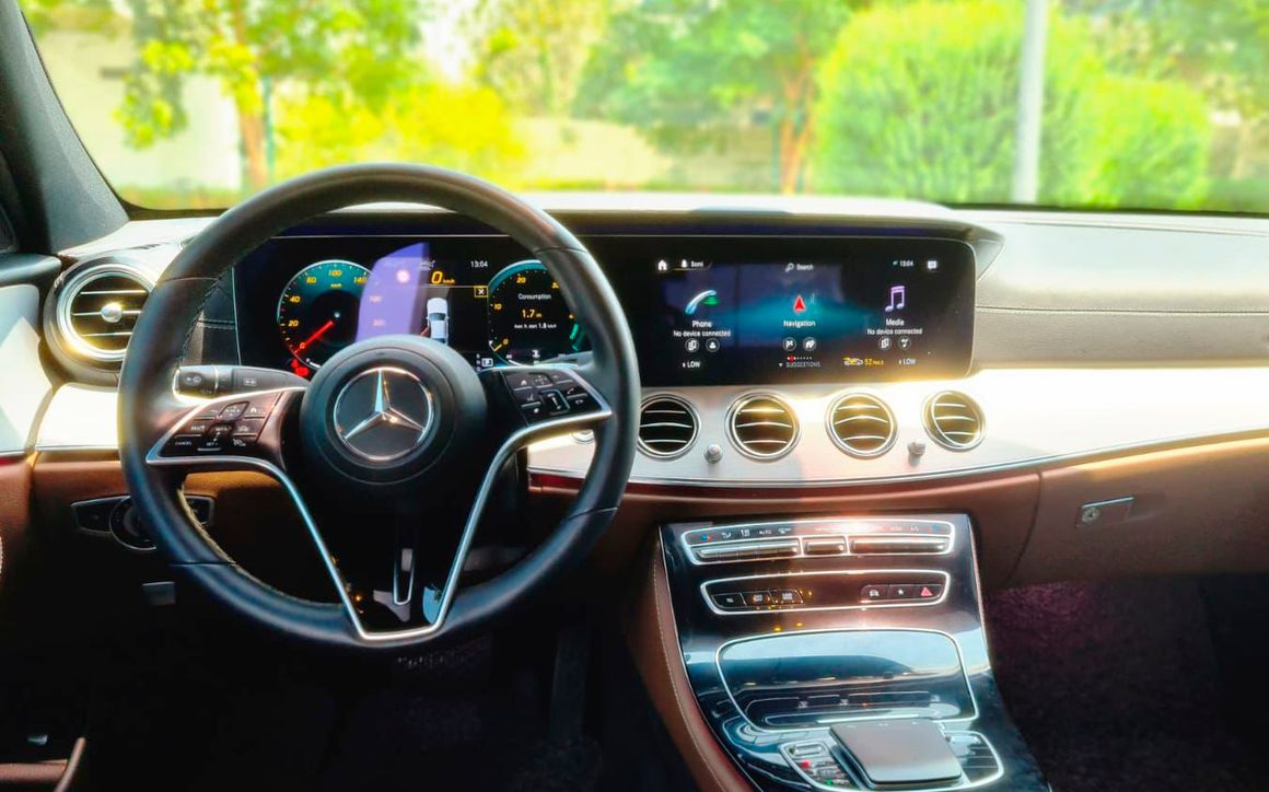 Mercedes E250 2022 White - image 4
